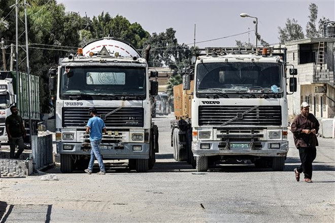 Xe tải chở hàng chờ qua cửa khẩu Kerem Shalom ở Rafah, ngày 5/9/2023. (Ảnh: AFP/TTXVN) ttxvn-cua-khau-9828.jpg