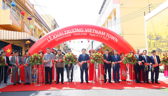 Chủ tịch Quốc hội Vương Đình Huệ và đại biểu cắt băng khai trương khu Vietnam Town. (Ảnh: Doãn Tấn/TTXVN) ttxvn-vuong-dinh-hue-2-3487.jpg