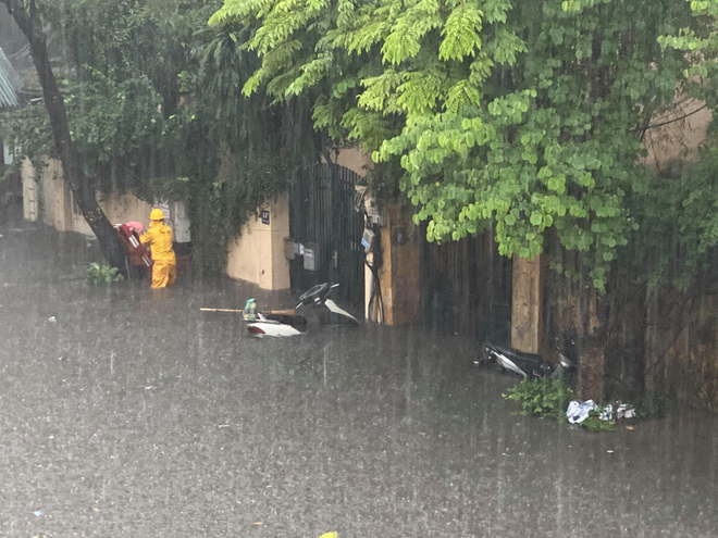 Mưa lớn trên diện rộng làm ngập nhiều tuyến phố tại Hà Nội ảnh 2