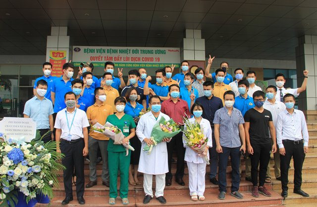 Thành viên trên chuyến bay về từ Guinea Xích đạo hết thời gian cách ly ảnh 1