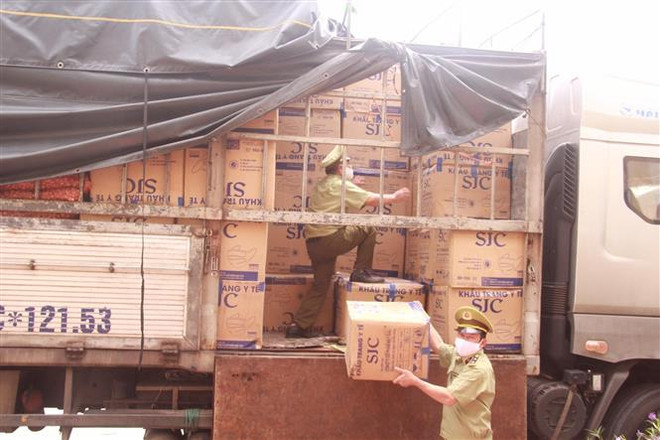 Phát hiện xe chở 390.000 chiếc khẩu trang không có hóa đơn chứng từ ảnh 1