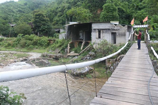 Thấp thỏm những căn nhà 'chờ cuốn đi' bên dòng Nậm Piệt mùa mưa bão ảnh 1