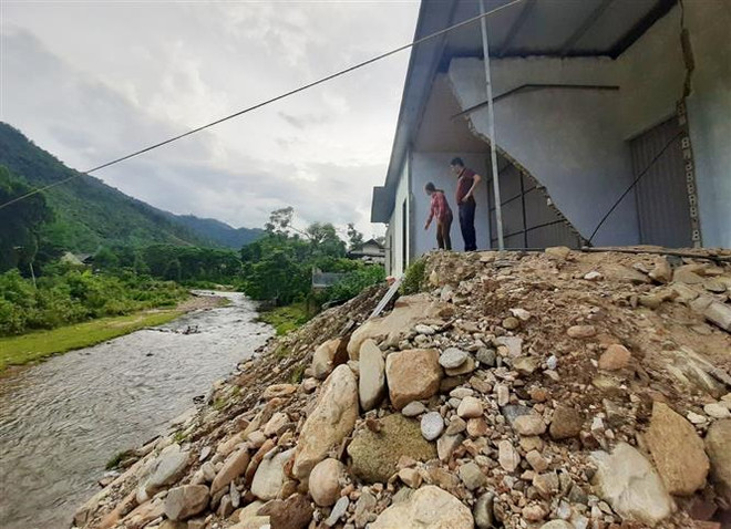 Thấp thỏm những căn nhà 'chờ cuốn đi' bên dòng Nậm Piệt mùa mưa bão ảnh 2