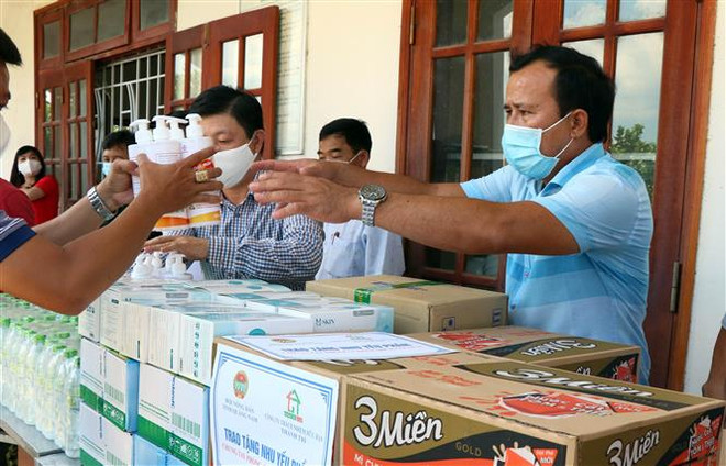 Ấp áp nghĩa tình trong những ngày tháng chống dịch COVID-19 ảnh 1