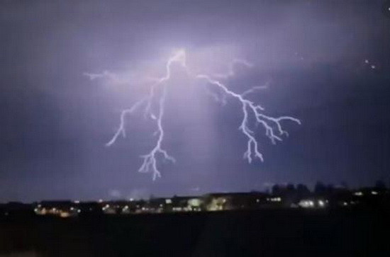 Mỹ: Sét đánh gây cháy rừng dữ dội tại bang California ảnh 1