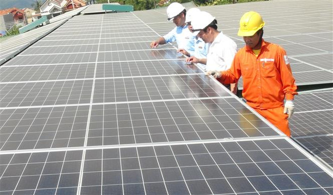 Công trình điện Mặt Trời mái nhà lớn nhất tỉnh Quảng Bình đi vào đóng điện vận hành. (Ảnh: Đức Thọ/TTXVN) EVN đề xuất giải quyết vướng mắc cho điện Mặt Trời mái nhà ảnh 2
