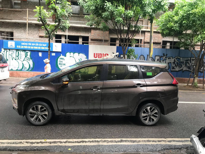 Hà Nội: Thanh sắt dài 2m rơi xuống đâm thủng nóc ôtô 7 chỗ ảnh 1