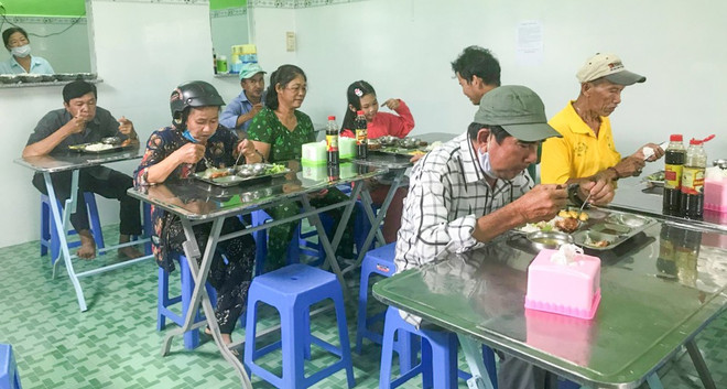 Ấm áp tình người trong những suất cơm từ thiện ở Cần Thơ ảnh 1