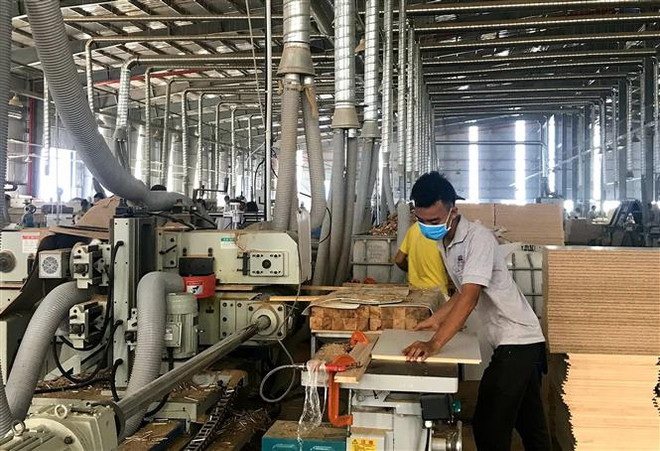 Sản xuất đồ gỗ xuất khẩu. (Ảnh: Chí Tưởng/TTXVN) Hướng dẫn để doanh nghiệp hưởng ưu đãi thuế quan từ EVFTA ảnh 1