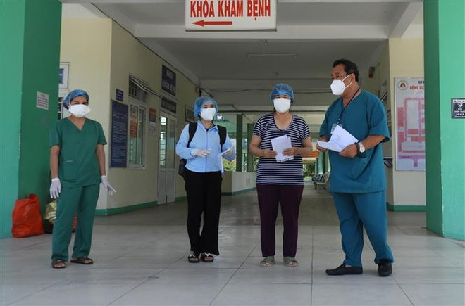 Hai bệnh nhân mắc COVID-19 được công bố khỏi bệnh và xuất viện. (Nguồn: TTXVN phát) Đà Nẵng có thêm hai bệnh nhân COVID-19 được công bố khỏi bệnh ảnh 1
