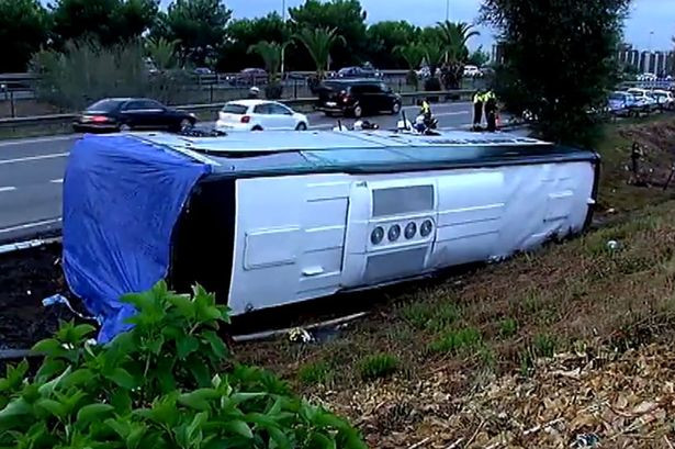 Xe buýt ra sân bay bất ngờ bị lật, ít nhất 24 người bị thương ảnh 1