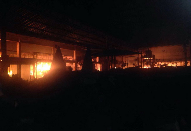 Cháy chợ huyện Hương Khê, thiêu rụi hoàn toàn cả trăm kiốt ảnh 1