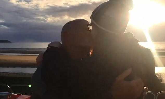 Người cha 60 tuổi bị con từ mặt vì nhận lời cầu hôn của cô gái 18 ảnh 2