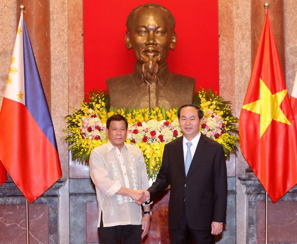 Chủ tịch nước Trần Đại Quang chiêu đãi Tổng thống Philippines ảnh 1