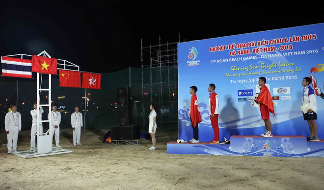 Lễ thượng cờ các nước có vận động viên đoạt giải vàng, bạc, đồng của môn thi đấu đá cầu đơn nam. (Ảnh: Trần Lê Lâm/TTXVN) Đoàn Thể thao Việt Nam giữ ngôi đầu bảng đại hội thể thao bãi biển ảnh 1