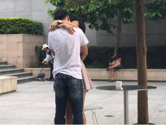 "Ngăn cản" bạn gái mua iPhone 7, chàng trai quỳ gối cầu hôn ảnh 2