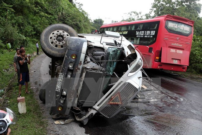 Một vụ tai nạn trên đường Hồ Chí Minh. (Ảnh: Hưng Thịnh/TTXVN) Xe khách bất ngờ mất lái đè bẹp xe tải trên đường Hồ Chí Minh ảnh 1