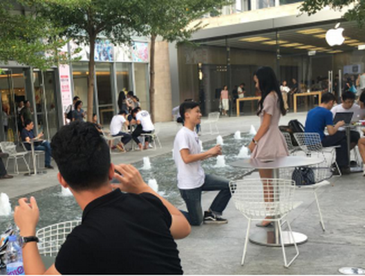 "Ngăn cản" bạn gái mua iPhone 7, chàng trai quỳ gối cầu hôn ảnh 1