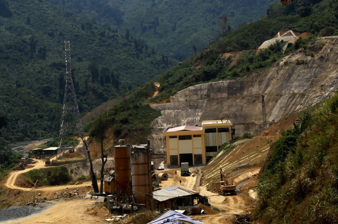 Vỡ đập nhánh thủy điện Sông Bung, 2 công nhân bị cuốn trôi ảnh 1