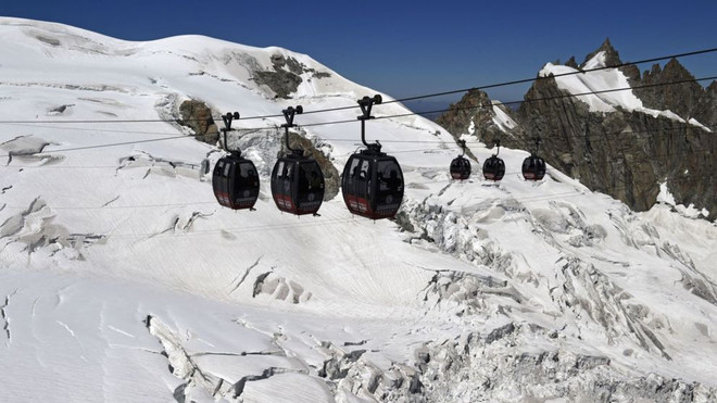 Gió to khiến hơn 100 người mắc kẹt trên tuyến cáp treo Pháp-Italy ảnh 1