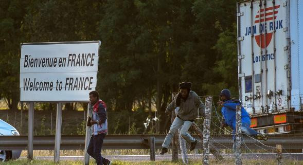 An ninh Pháp còng tay cảnh sát Bỉ chở theo 13 người di cư ảnh 1