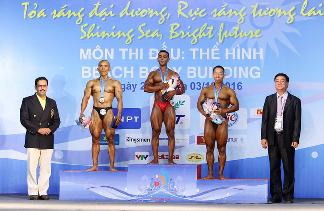 Ban tổ chức trao huy chương cho các vận động viên môn Thể hình. (Ảnh: Quốc Khánh/TTXVN) Đoàn Thể thao Việt Nam giữ ngôi đầu bảng đại hội thể thao bãi biển ảnh 2