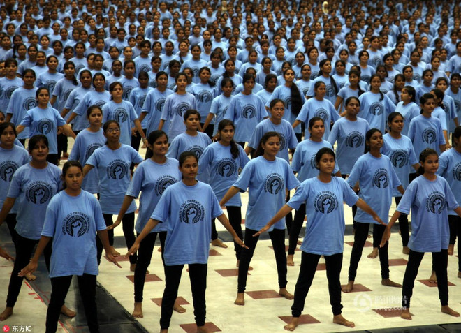 Hơn 6.000 nữ sinh Ấn Độ học cách tự vệ trước "yêu râu xanh" ảnh 1