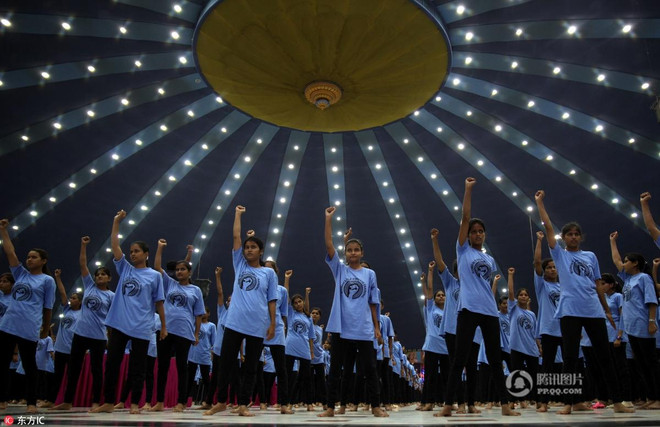 Hơn 6.000 nữ sinh Ấn Độ học cách tự vệ trước "yêu râu xanh" ảnh 7