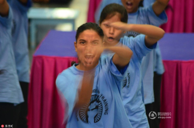 Hơn 6.000 nữ sinh Ấn Độ học cách tự vệ trước "yêu râu xanh" ảnh 4