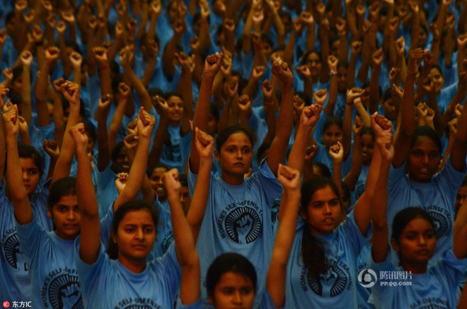 Hơn 6.000 nữ sinh Ấn Độ học cách tự vệ trước "yêu râu xanh" ảnh 2