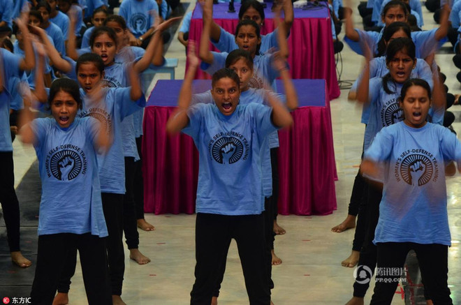 Hơn 6.000 nữ sinh Ấn Độ học cách tự vệ trước "yêu râu xanh" ảnh 5