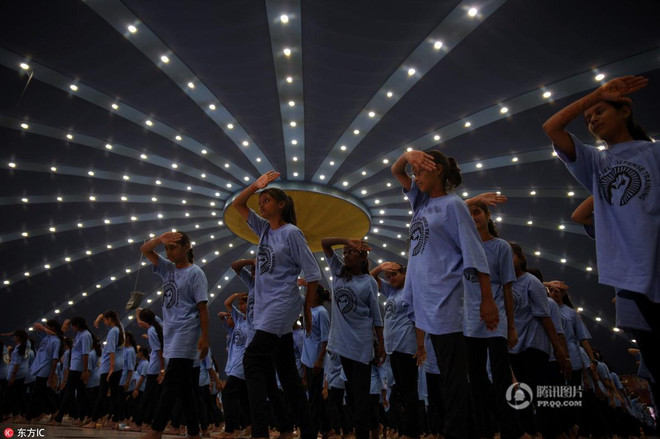 Hơn 6.000 nữ sinh Ấn Độ học cách tự vệ trước "yêu râu xanh" ảnh 6