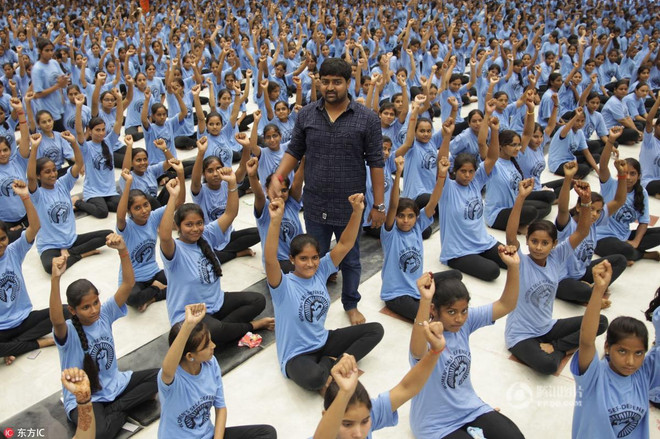 Hơn 6.000 nữ sinh Ấn Độ học cách tự vệ trước "yêu râu xanh" ảnh 3