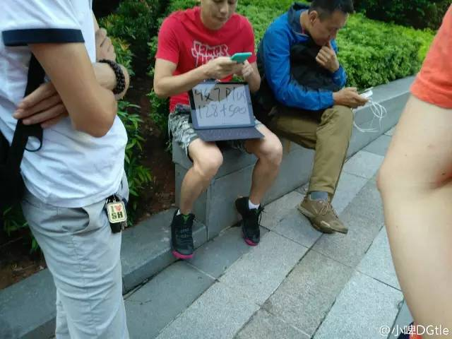 Dán điện thoại iPhone 7 vào quanh người để qua mặt hải quan ảnh 6