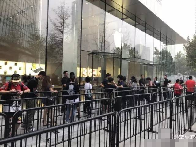 Dán điện thoại iPhone 7 vào quanh người để qua mặt hải quan ảnh 7