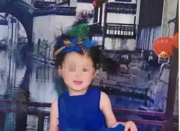 Em bé chết ngạt sau khi bị bỏ quên suốt 8 giờ đồng hồ trên xe ảnh 1