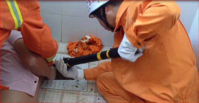 Móc điện thoại rơi vào bồn cầu, bị kẹt tay cả đêm trong nhà vệ sinh ảnh 1