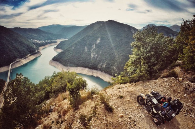 Montenegro Nhà có 3 người và hành trình 28.000km vòng quanh châu Âu ảnh 16