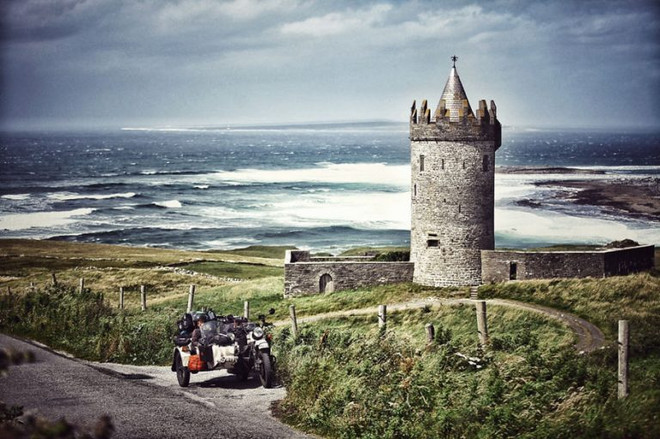 Lâu đài Doonagore, Ireland Nhà có 3 người và hành trình 28.000km vòng quanh châu Âu ảnh 31