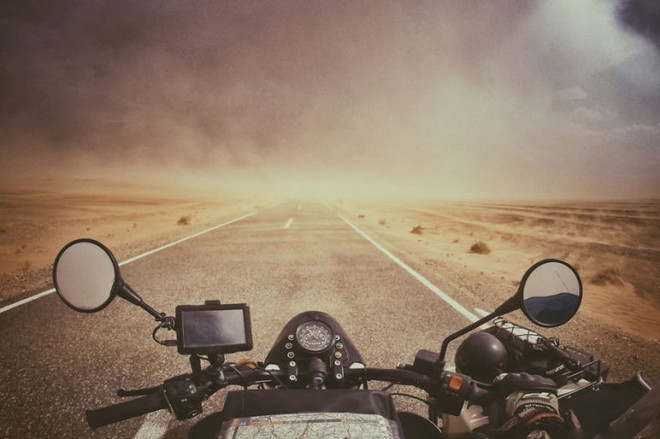 Bão cát ở sa mạc Sahara Nhà có 3 người và hành trình 28.000km vòng quanh châu Âu ảnh 4