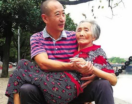 Bức ảnh người con trai bế mẹ già 82 tuổi ngồi bên hồ gây sốt ảnh 1