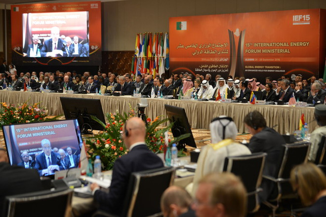 OPEC bất ngờ giảm sản lượng dầu mỏ nhằm cứu vãn giá dầu ảnh 2