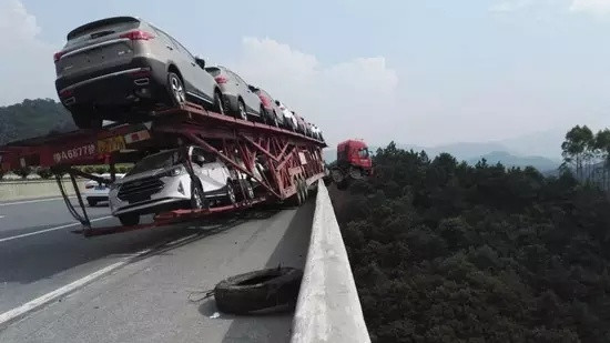 Xe tải lơ lửng trên không sau khi đâm vào hộ lan trên cao tốc ảnh 5