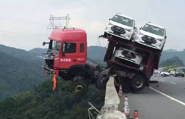 Xe tải lơ lửng trên không sau khi đâm vào hộ lan trên cao tốc ảnh 1