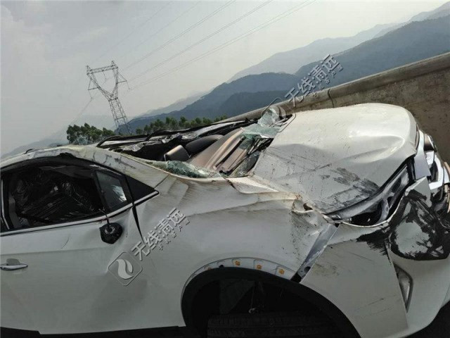 Xe tải lơ lửng trên không sau khi đâm vào hộ lan trên cao tốc ảnh 7