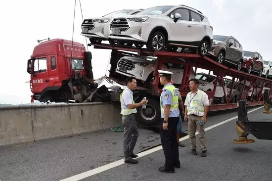 Xe tải lơ lửng trên không sau khi đâm vào hộ lan trên cao tốc ảnh 10