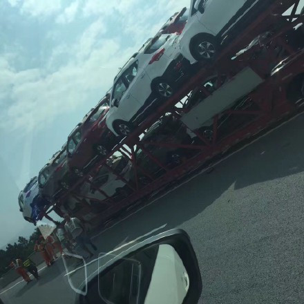 Xe tải lơ lửng trên không sau khi đâm vào hộ lan trên cao tốc ảnh 3