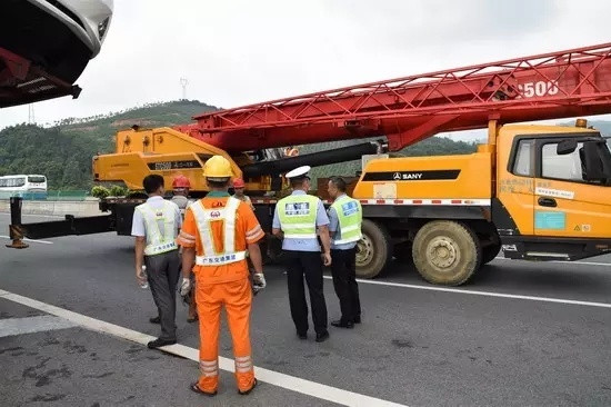 Xe tải lơ lửng trên không sau khi đâm vào hộ lan trên cao tốc ảnh 9