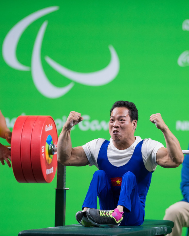 Hình ảnh lực sỹ Lê Văn Công phá kỷ lục Paralympic 2016 ảnh 3