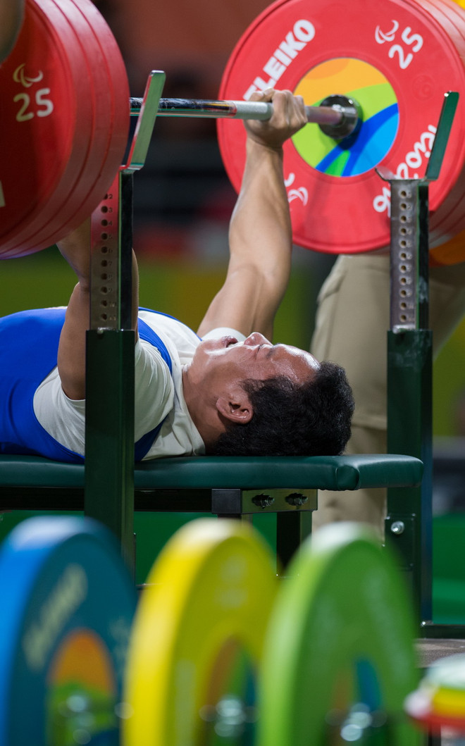 Hình ảnh lực sỹ Lê Văn Công phá kỷ lục Paralympic 2016 ảnh 2